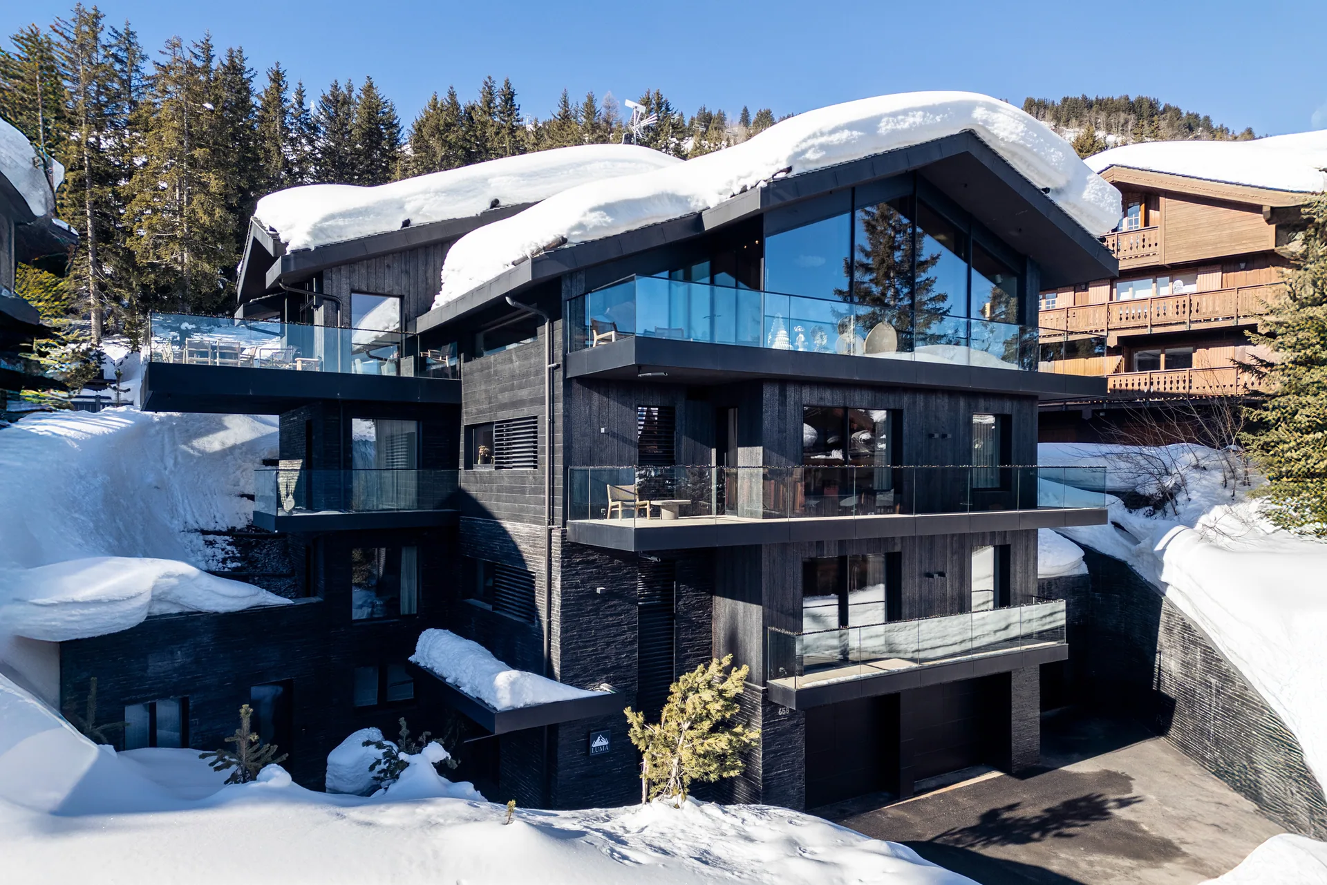 Chalet contemporain sous la neige à Courchevel 1850