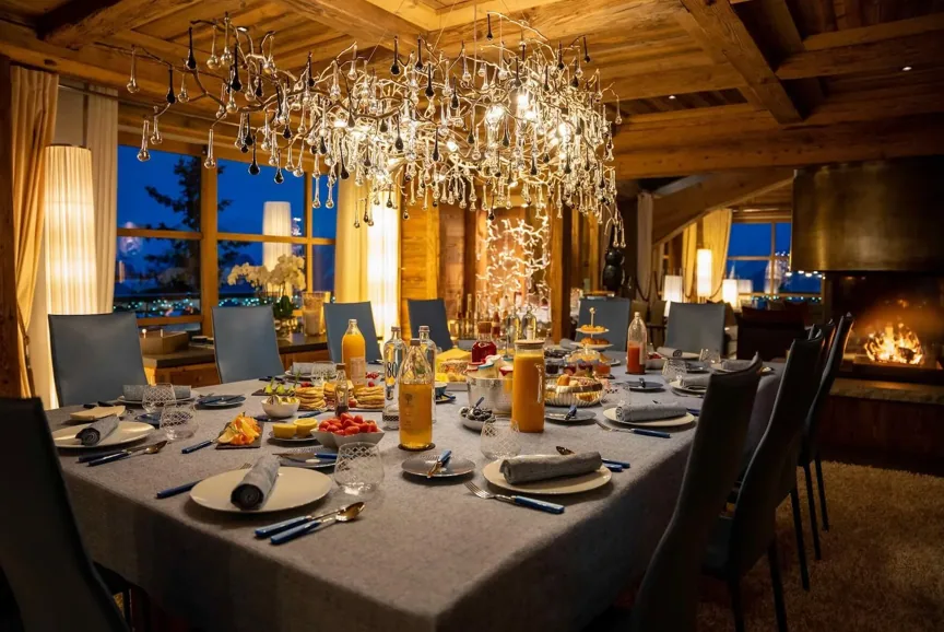 Table dressée dans la salle à manger d'un chalet